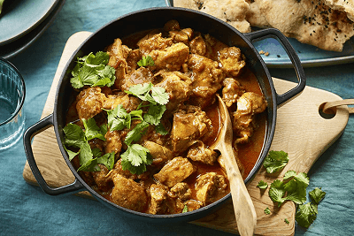 Un plat de poulet prêt à servir